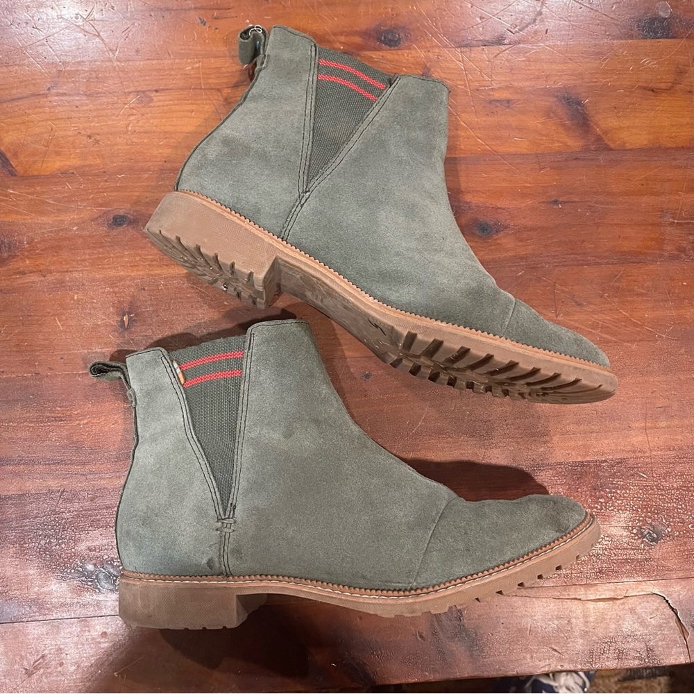 TOMS Olive Green Suede CLEO Pull On Chelsea Ankle Booties/Boots Sz 9.5 - Picture 1 of 14